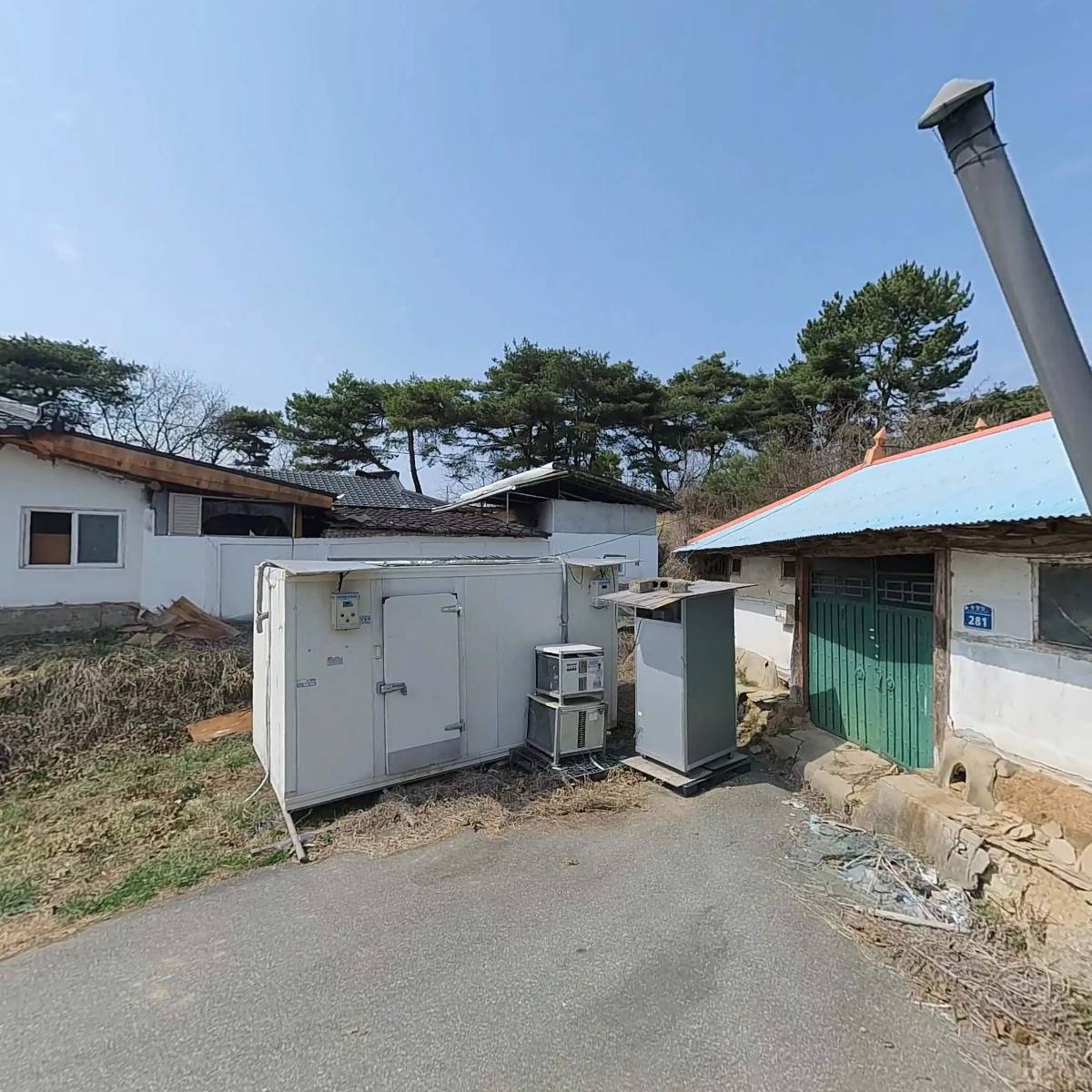 예쁜 컨테이너가 있는 마당_3